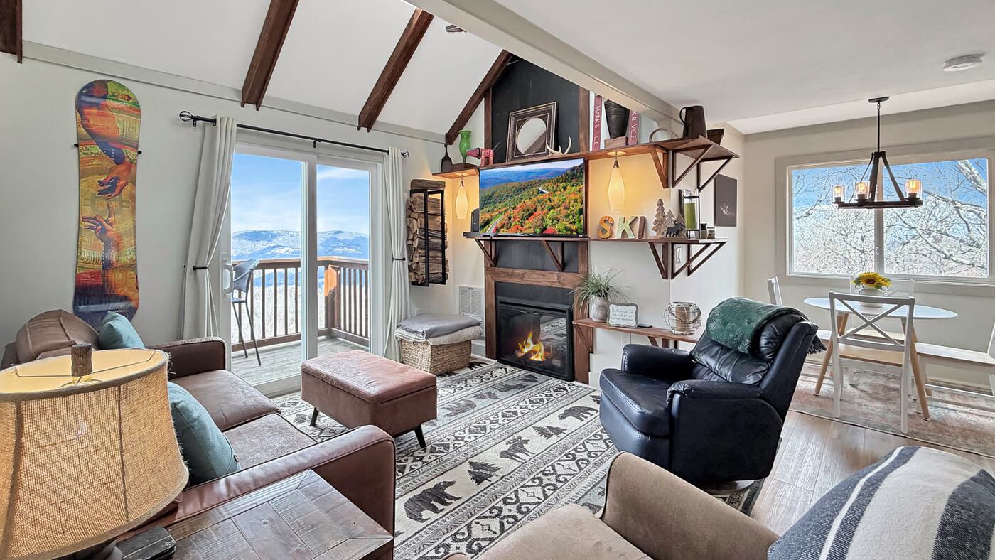 One bedroom living room with mountain view